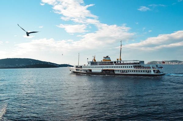 Comment trouver une croisière qui offre des randonnées pour explorer les Highlands écossais?